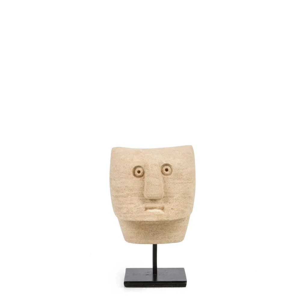 Tête en pierre sculptée de couleur claire sur socle noir, Statue en grès Sumba visage