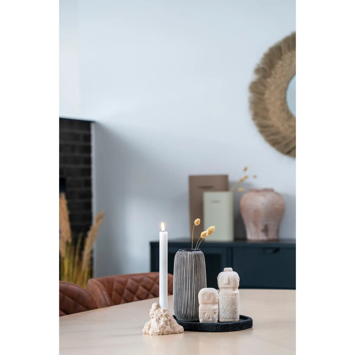 Statuette totem en céramique beige effet pierre avec visage gravé