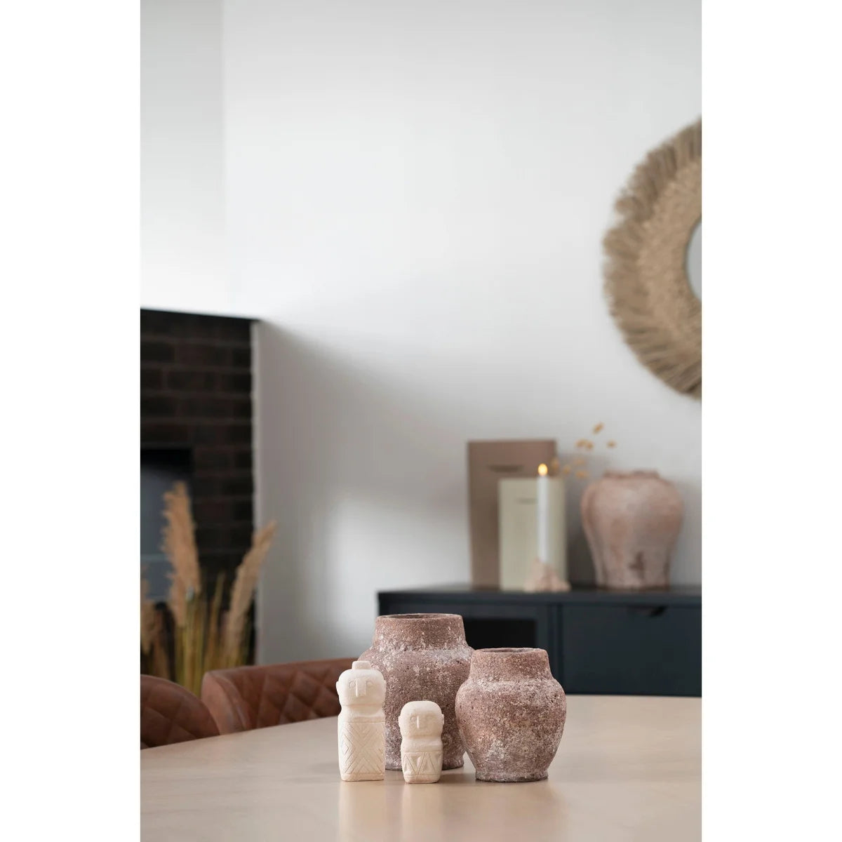 Trois vases céramiques rustiques en beige effet pierre avec visage gravé