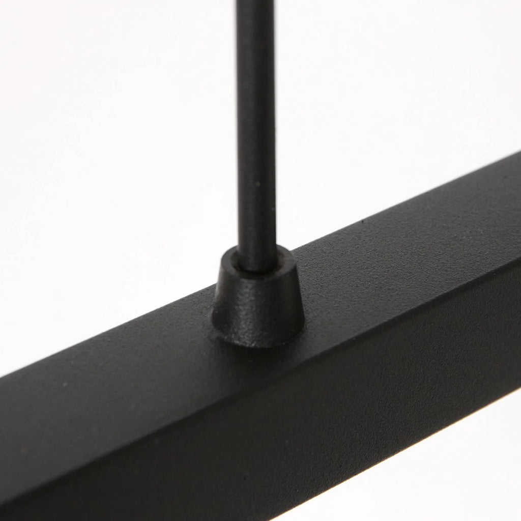 Tige en métal noir avec base conique fixée à une barre rectangulaire pour suspension abat-jour