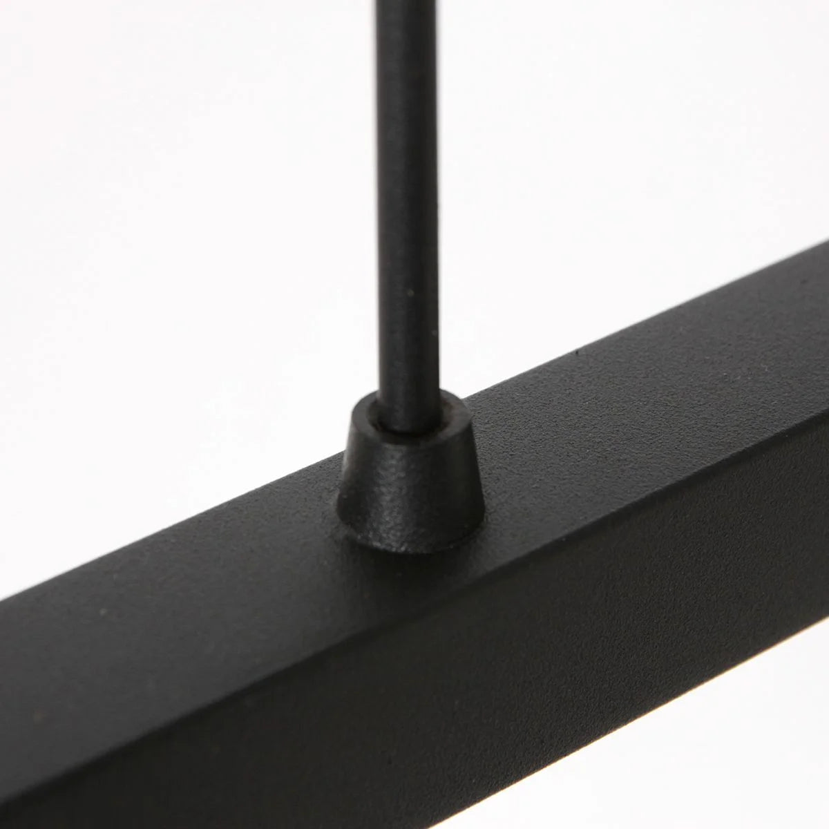 Tige en métal noir avec base conique fixée à une barre rectangulaire pour suspension abat-jour