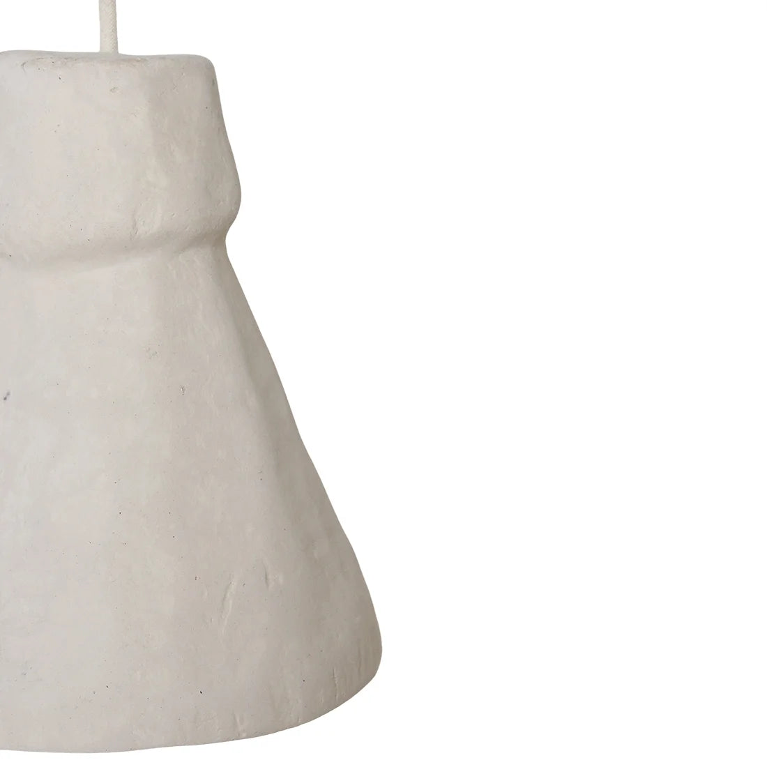 Suspension artisanale en papier-mâché blanc cassé 17x23 cm conique texturée