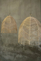 Suspension dôme en rotin tressé naturel avec deux lampes pendantes à motifs géométriques
