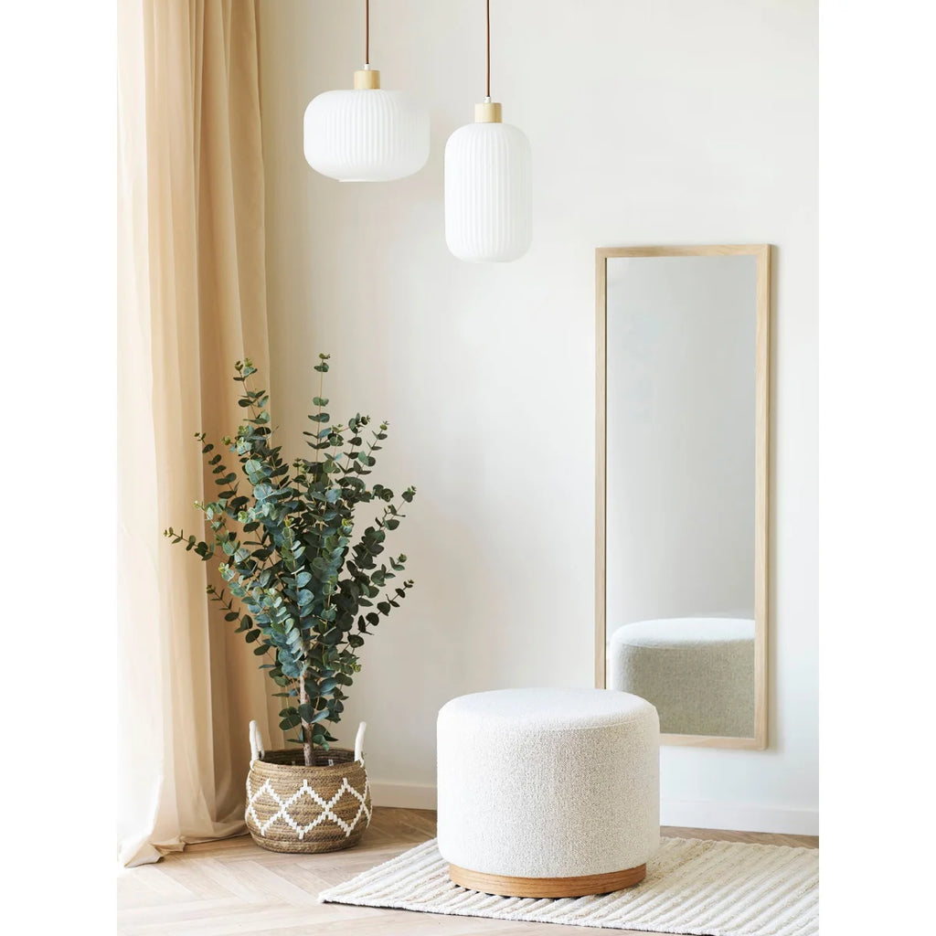 Suspension globe en verre opalin strié blanc et bois clair Ø30 cm