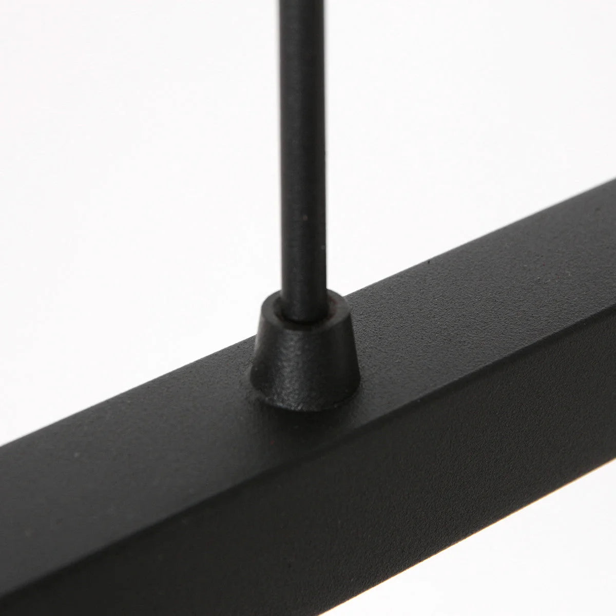 Tige en métal noir avec base plate et emboîtement conique pour suspension linéaire