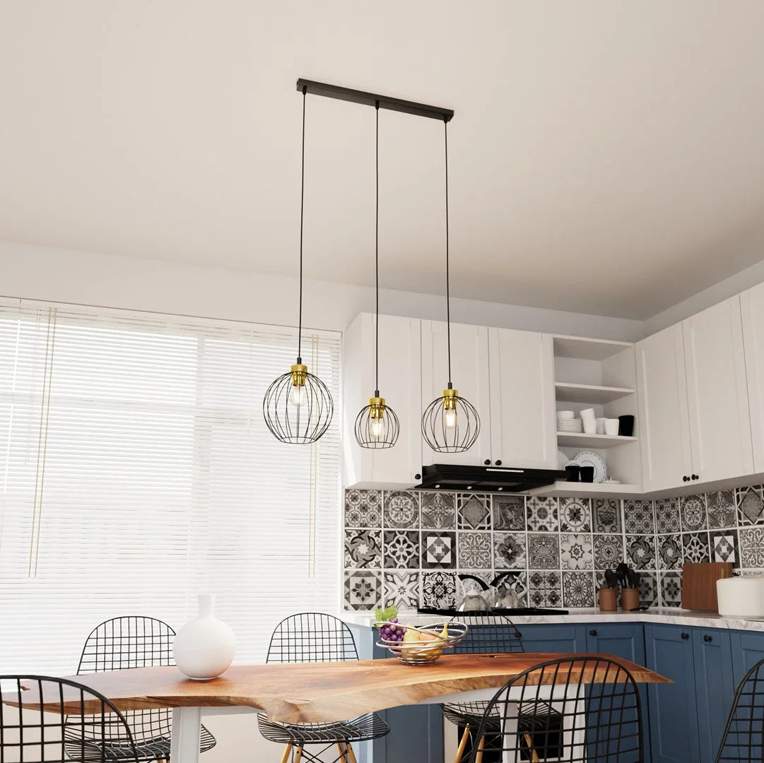 Luminaires suspension métal noir et or, 3 abat-jours cage Ø24 cm au-dessus table bois