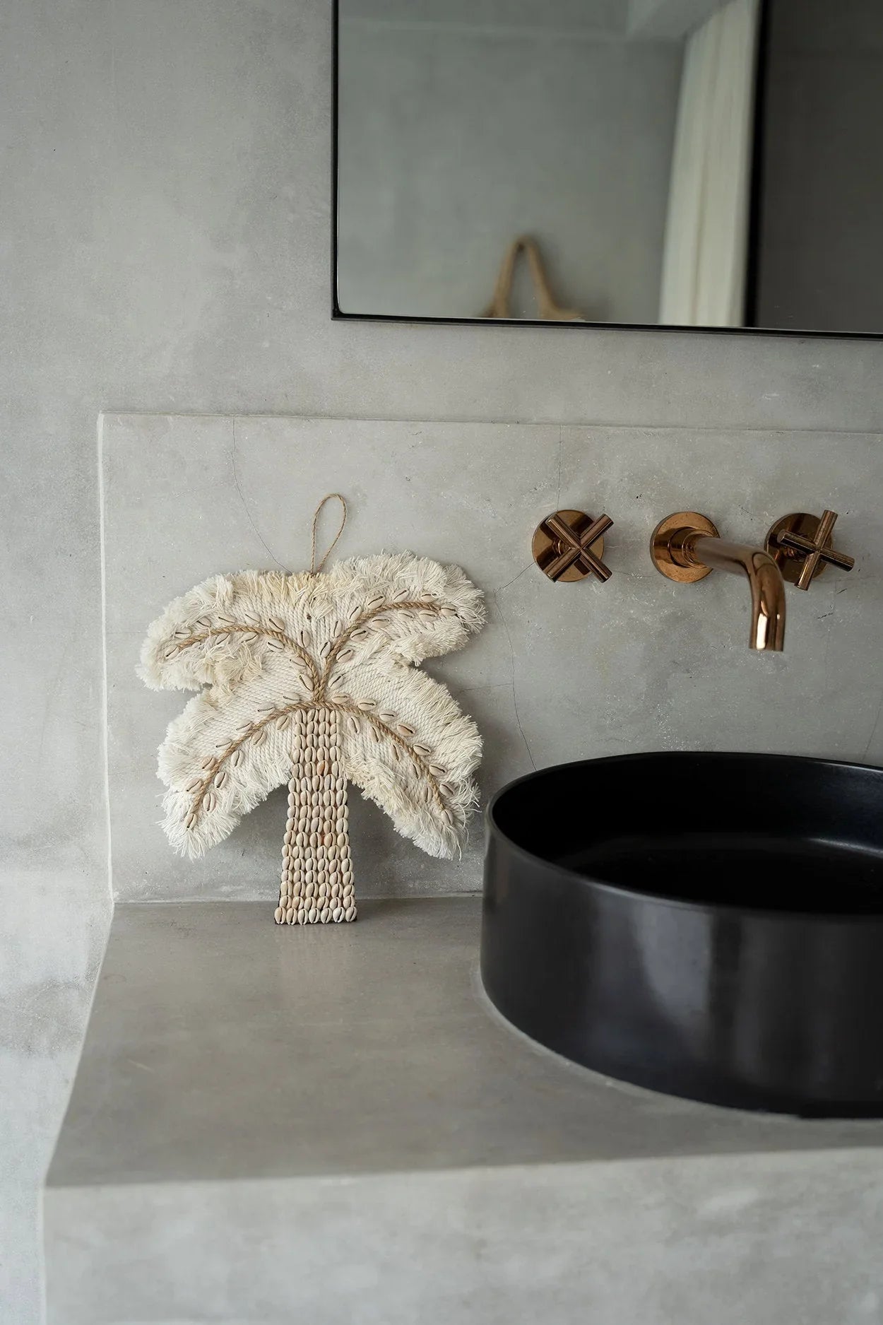 Suspension murale palmier naturel en macramé crème avec coquillages, H27 cm