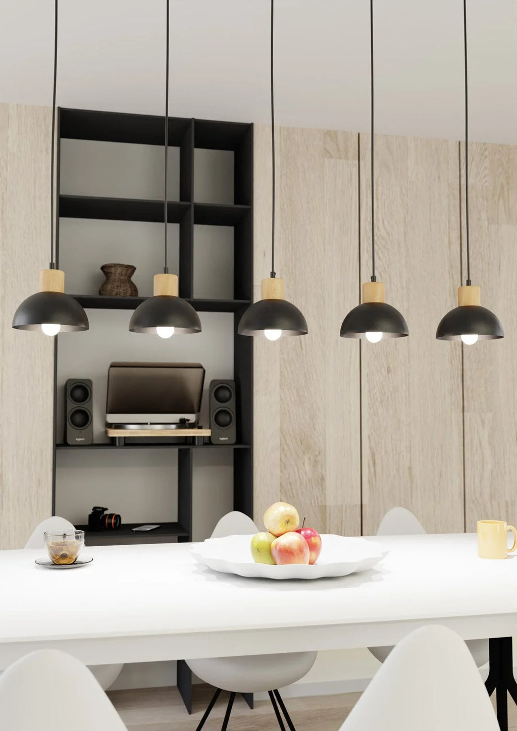 Suspension noire et bois 5 lumières en métal mat au-dessus d’une table blanche