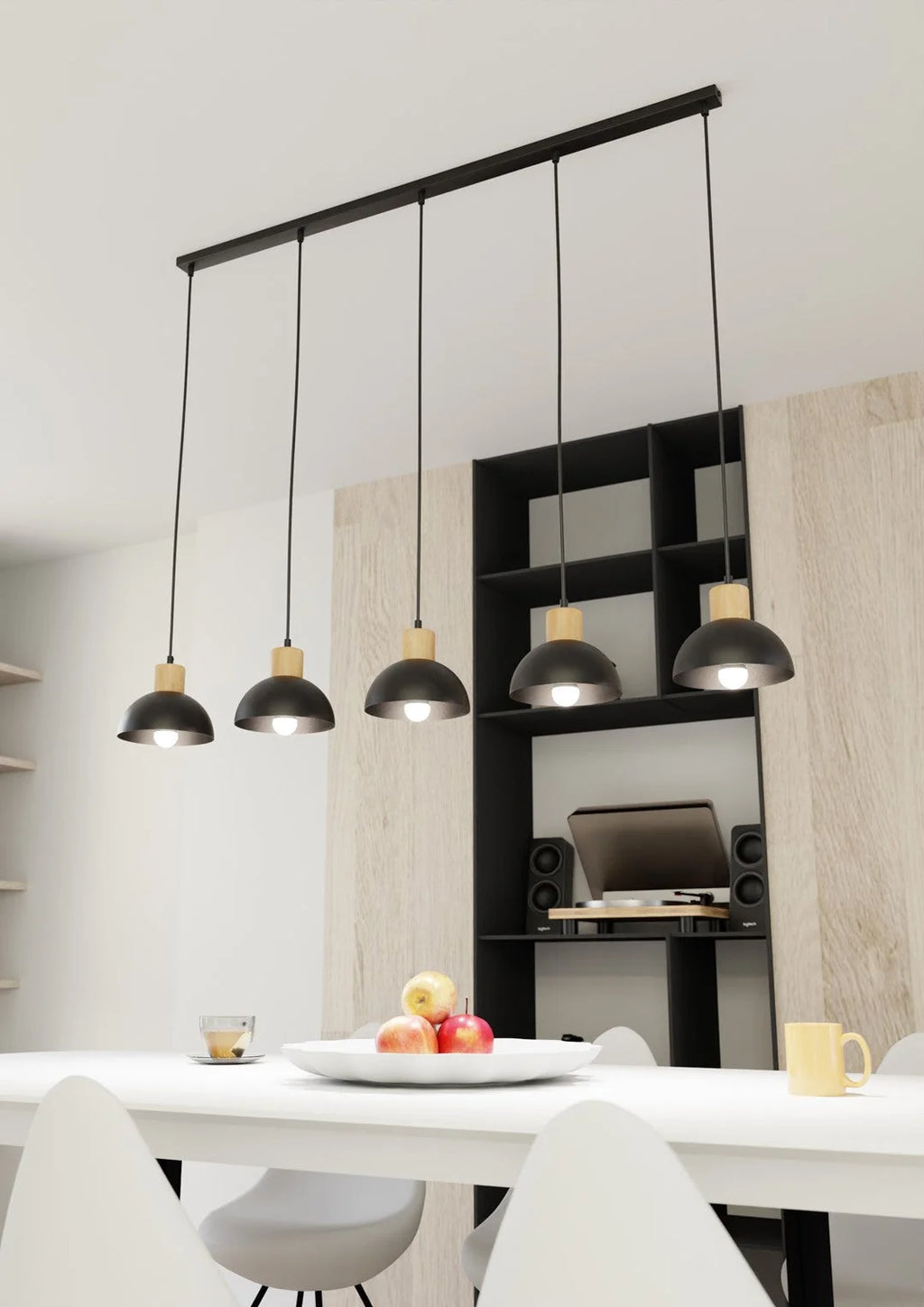 Suspension noire et bois 5 lumières en métal mat au-dessus table