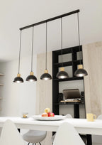 Suspension noire et bois 5 lumières en métal mat au-dessus table