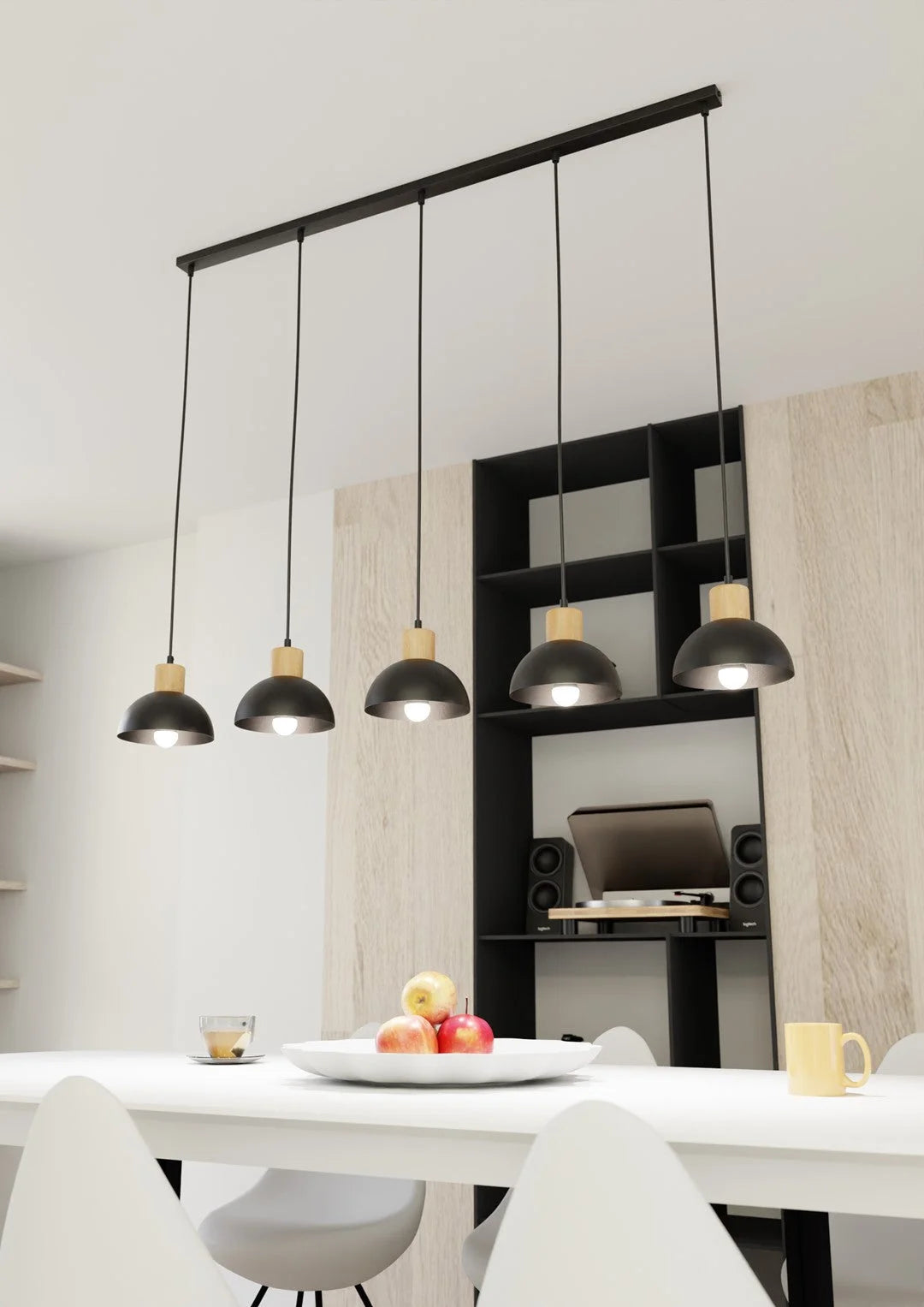 Suspension noire et bois 5 lumières en métal mat au-dessus table