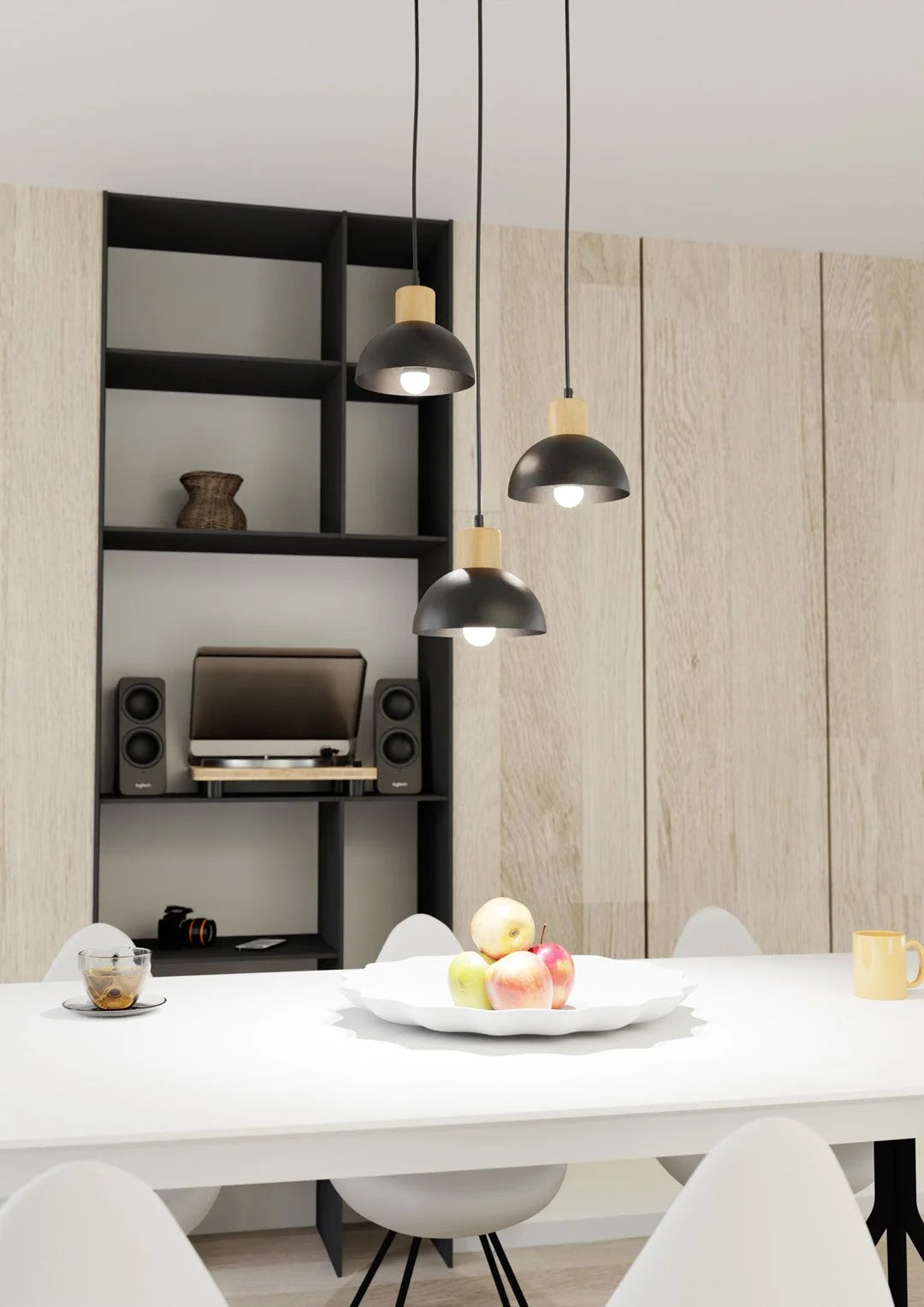 Trois suspensions noires et bois à dômes métalliques mats Ø30 cm au-dessus d’une table blanche