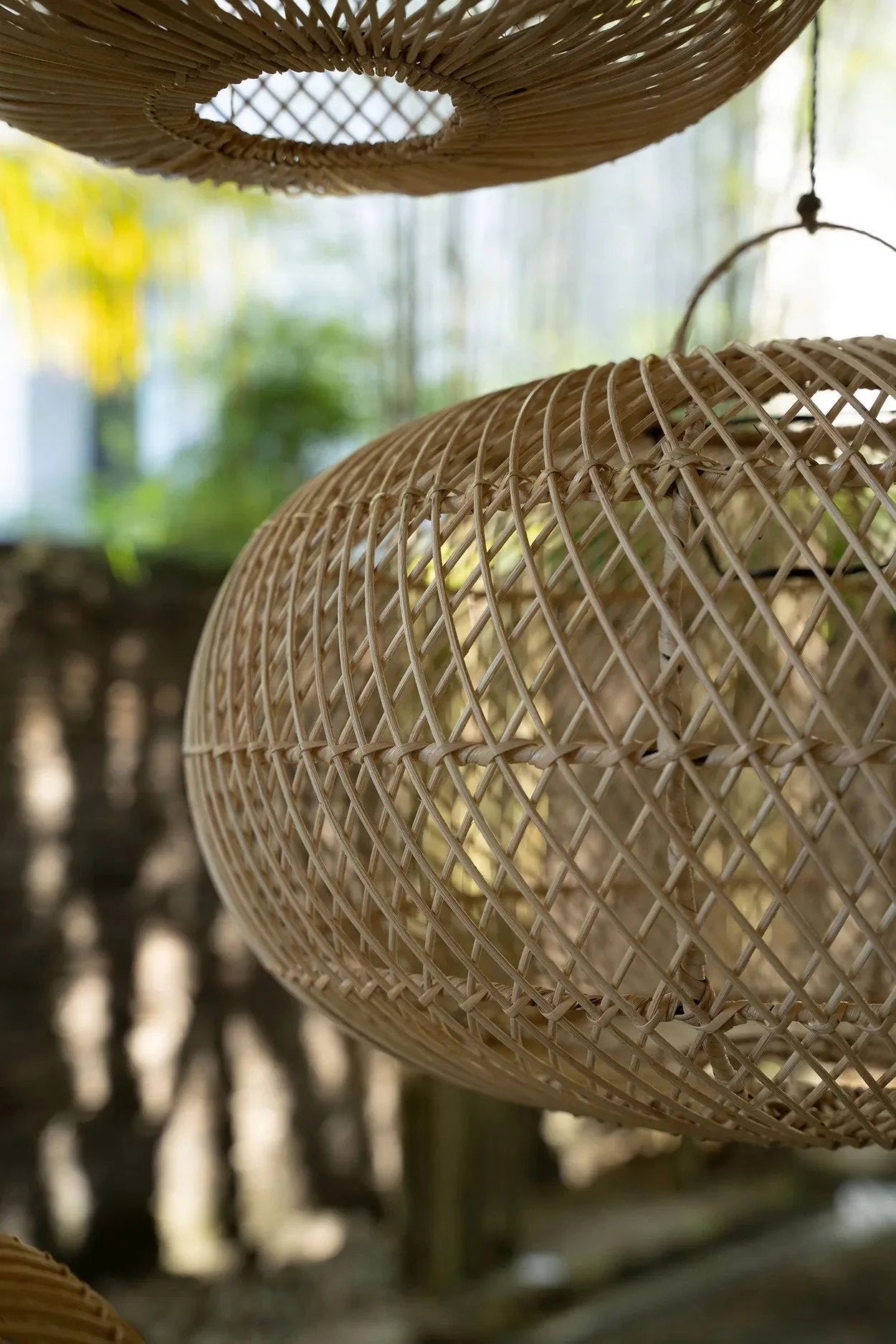 Suspension ovale en rotin naturel ajouré avec luminaire en rotin tressé