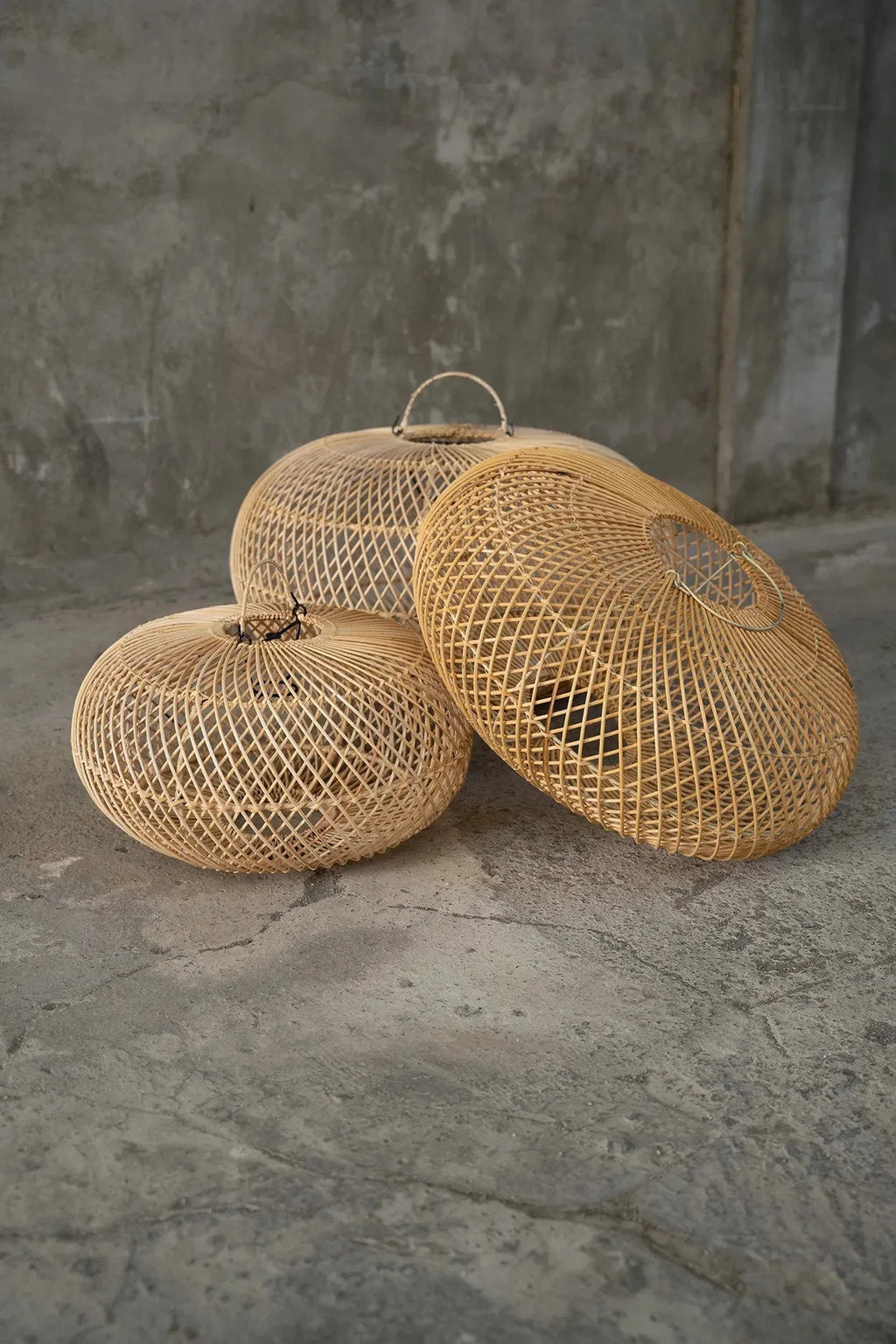 Trois pièges à poissons en bambou tissé pour suspension ovale en rotin naturel Ø40 cm