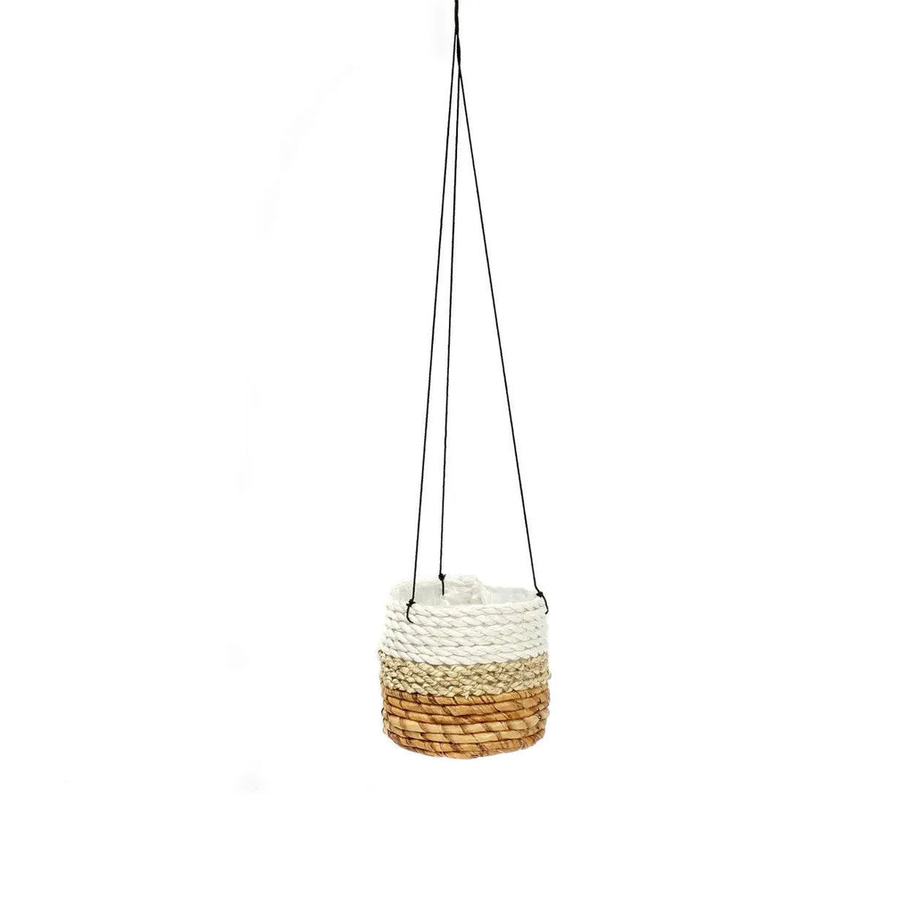 Suspension plante en feuilles de bananier blanc et jonc de mer avec un panier cylindrique en fibres naturelles suspendu