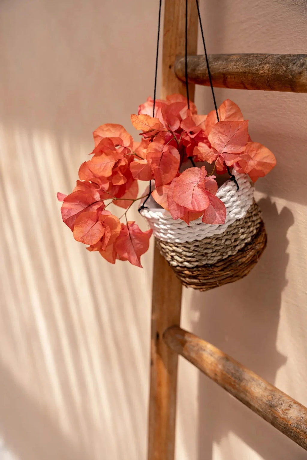 Panier suspendu en feuilles de bananier blanc et jonc de mer avec bougainvillier orange