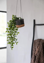 Plante suspendue en faux feuillage dans un panier tressé noir en feuille de bananier