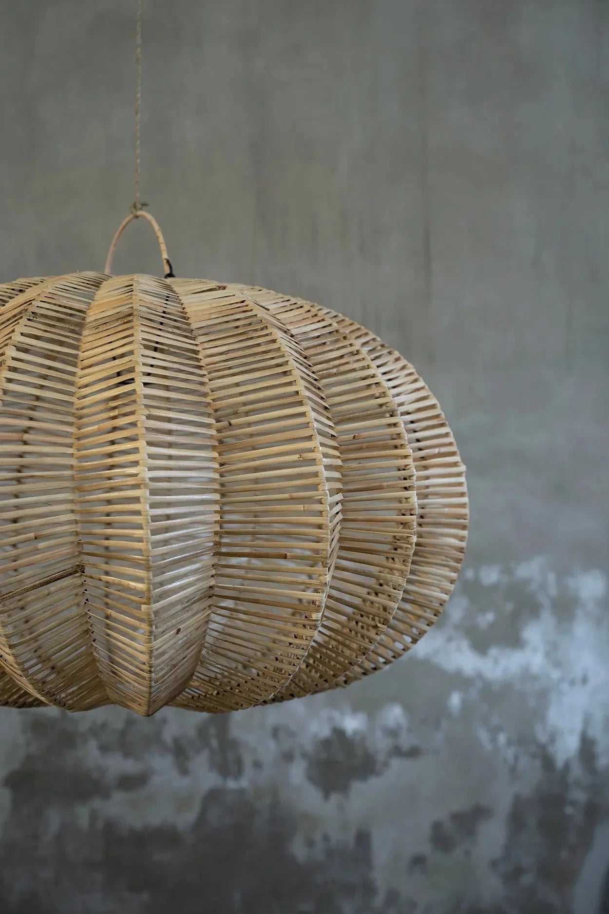Suspension en rotin naturel forme lanterne ajourée Ø65 cm tissée en bambou