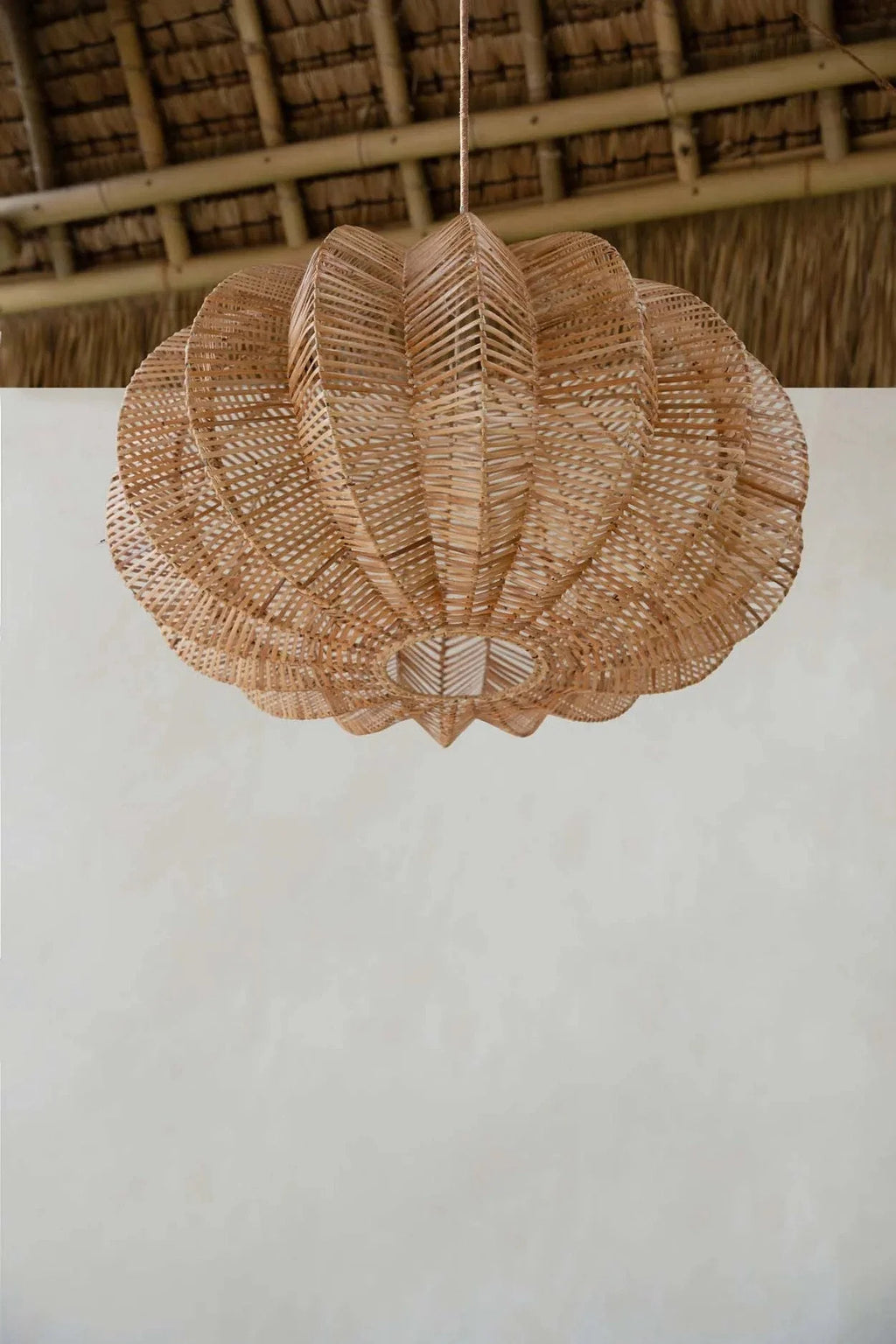 Suspension en rotin naturel forme lanterne ajourée Ø65 cm beige tressé