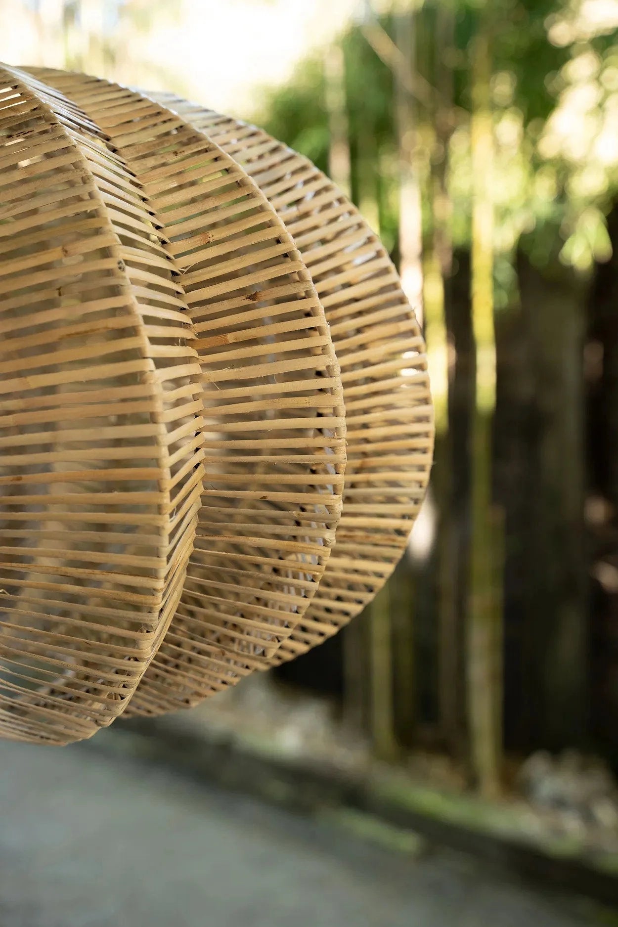 Suspension en rotin naturel forme lanterne ajourée Ø65 cm en bambou tressé spiral