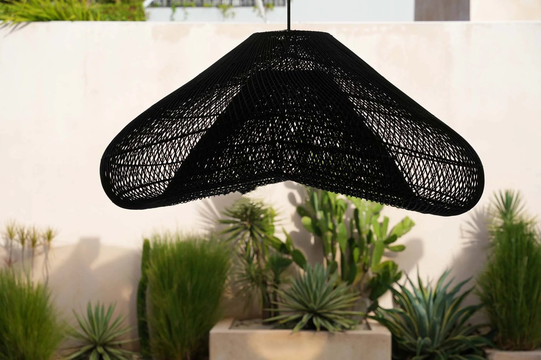 Suspension en rotin noir ajourée XXL Ø120 cm