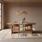 Table à manger minimaliste en bois clair aux bords courbés