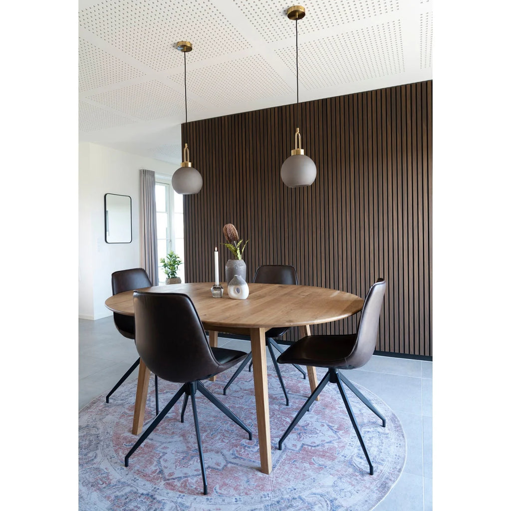 Table ronde en bois avec pieds en métal noir et chaises assorties