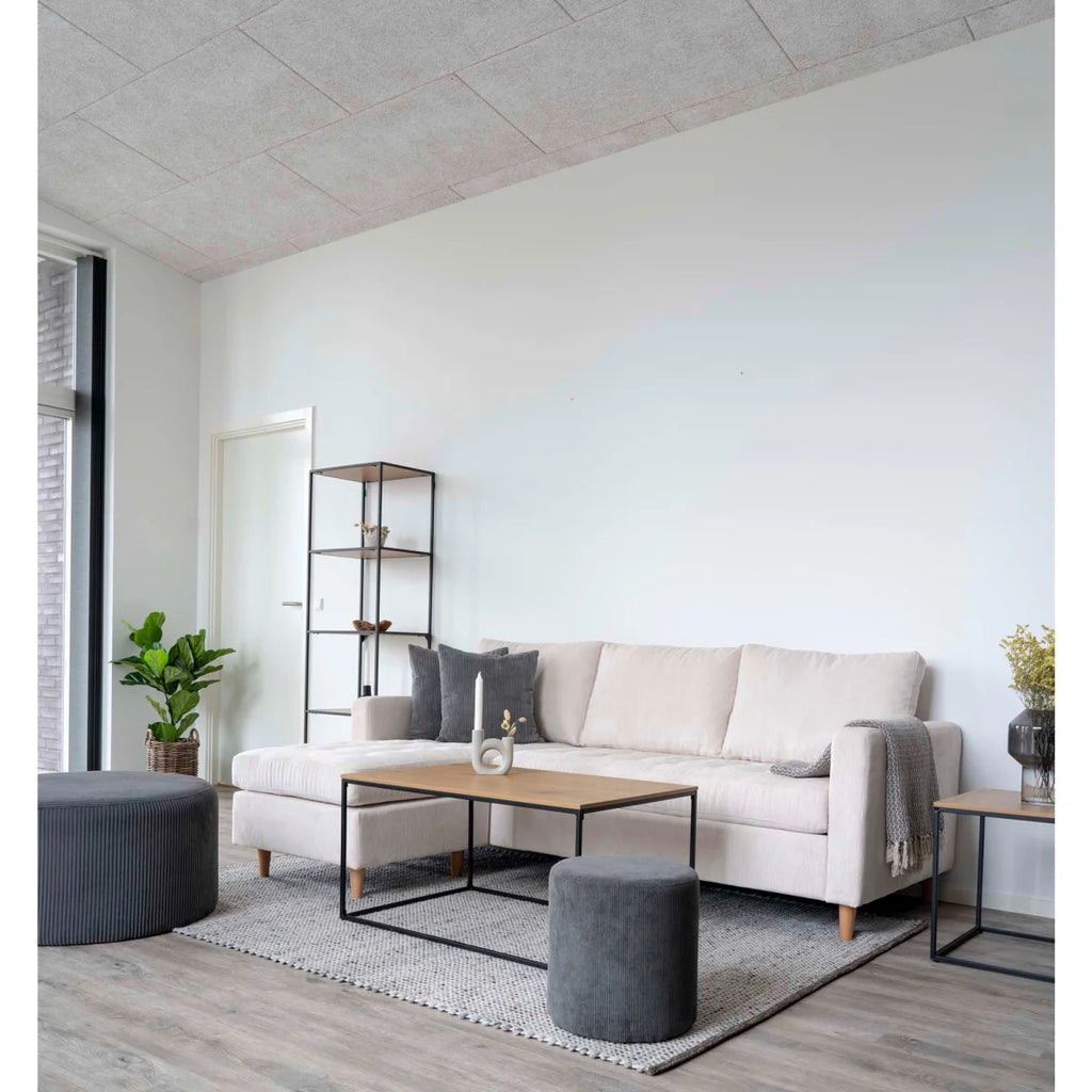 Canapé sectionnel beige avec coussins gris et couverture assortie