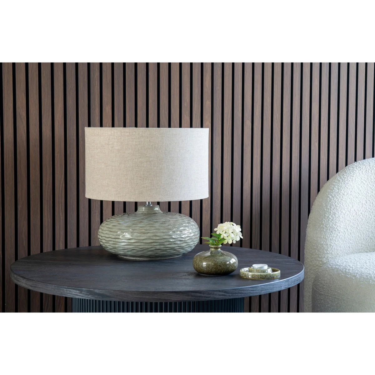 Lampe de table en céramique vert sauge texturée avec abat-jour lin beige