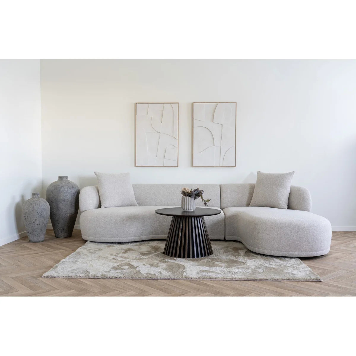 Canapé sectionnel beige capitonné courbé avec coussins assortis