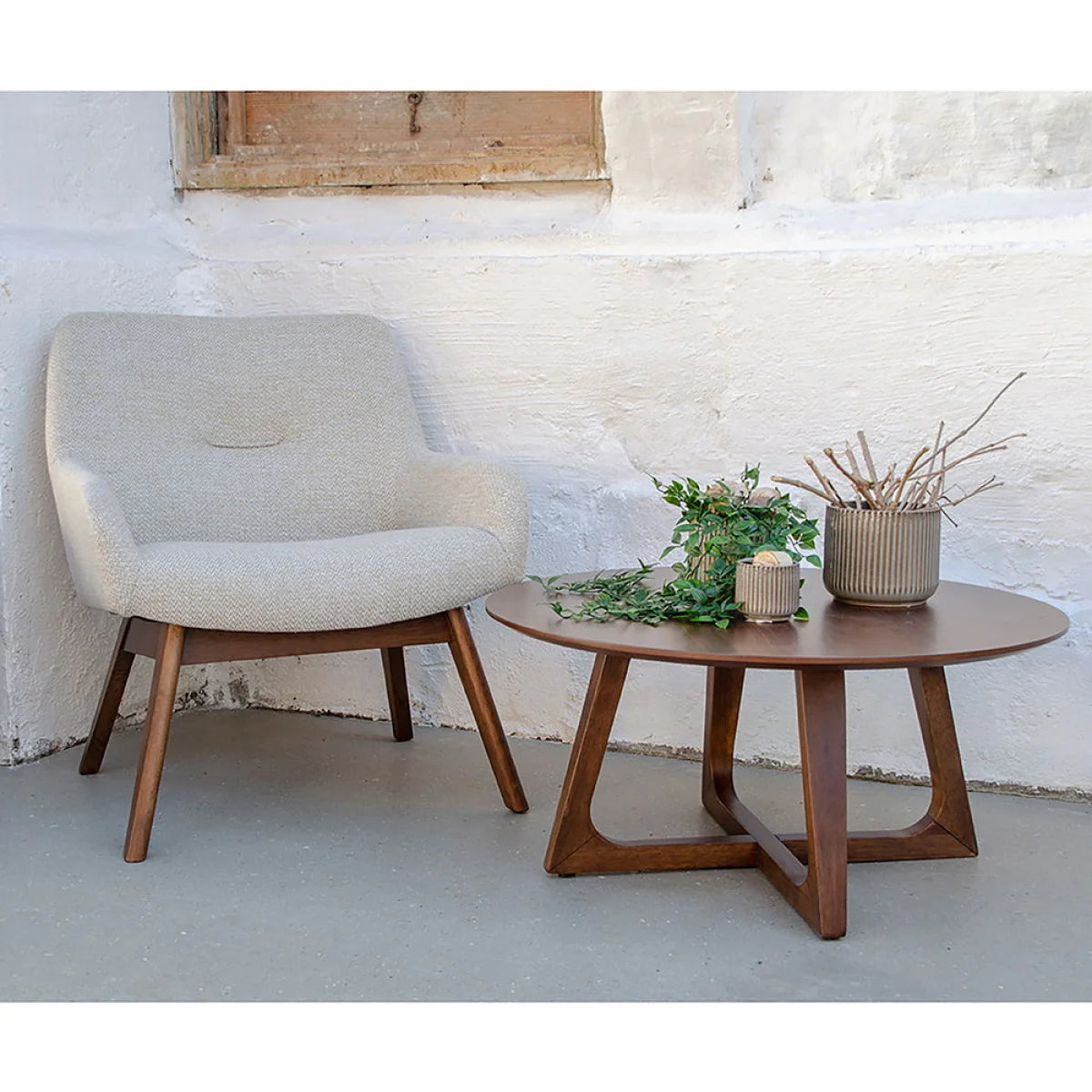 Table basse ronde en bois placage noyer brun, pieds triangulaires, Ø75 cm