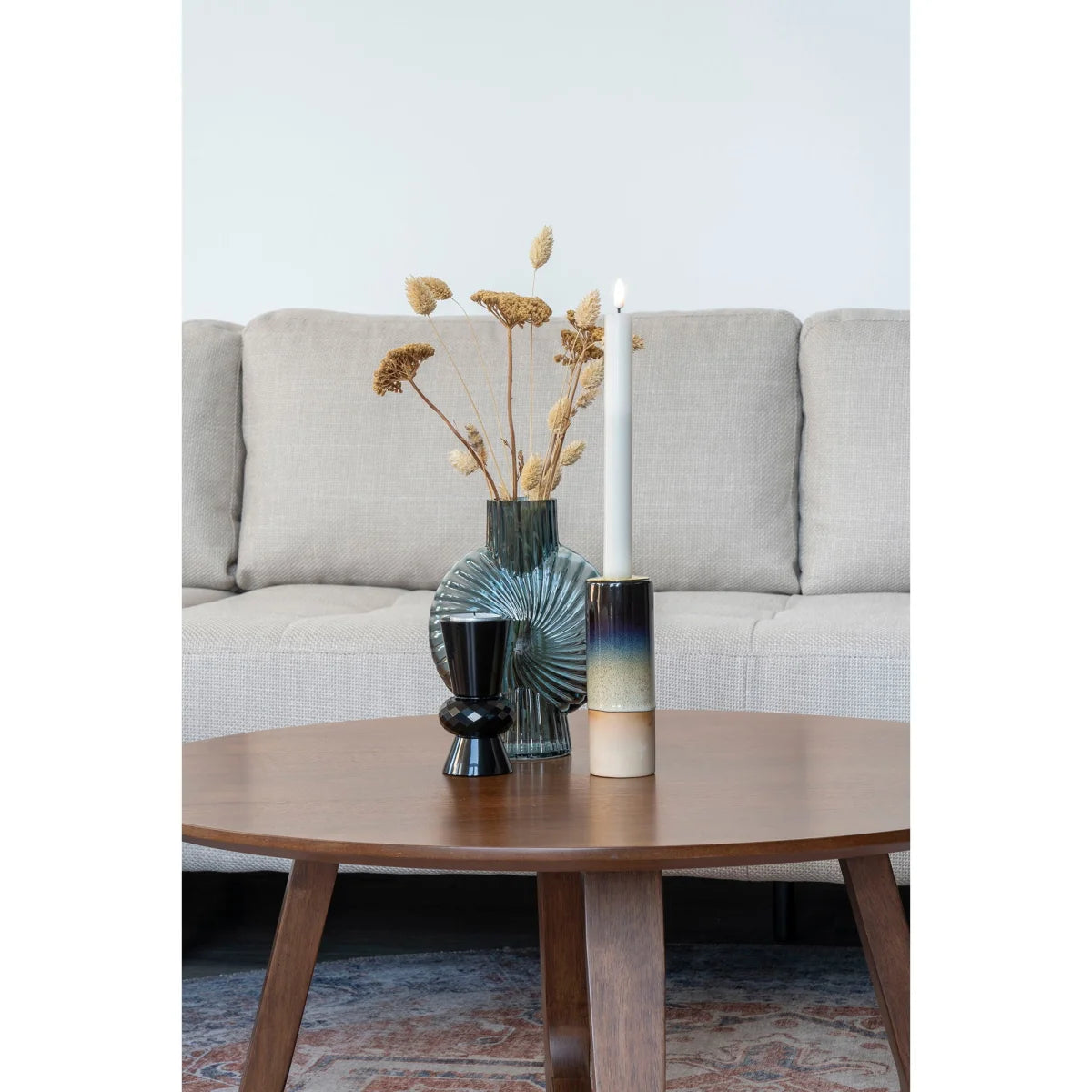 Vase en verre teal translucide spirale avec tiges de solidago séchée