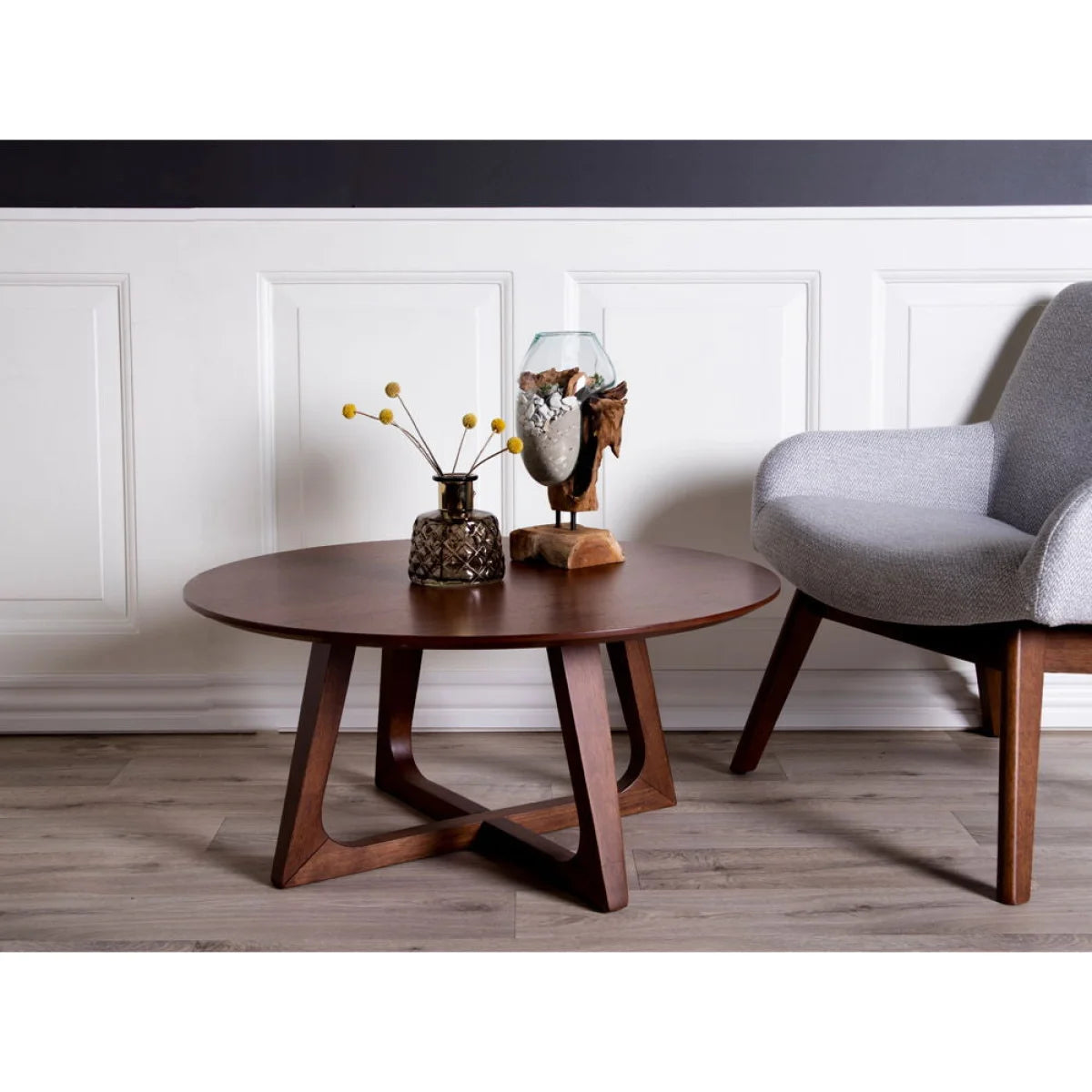 Table basse ronde en noyer brun, pieds triangulaires, Ø75 cm