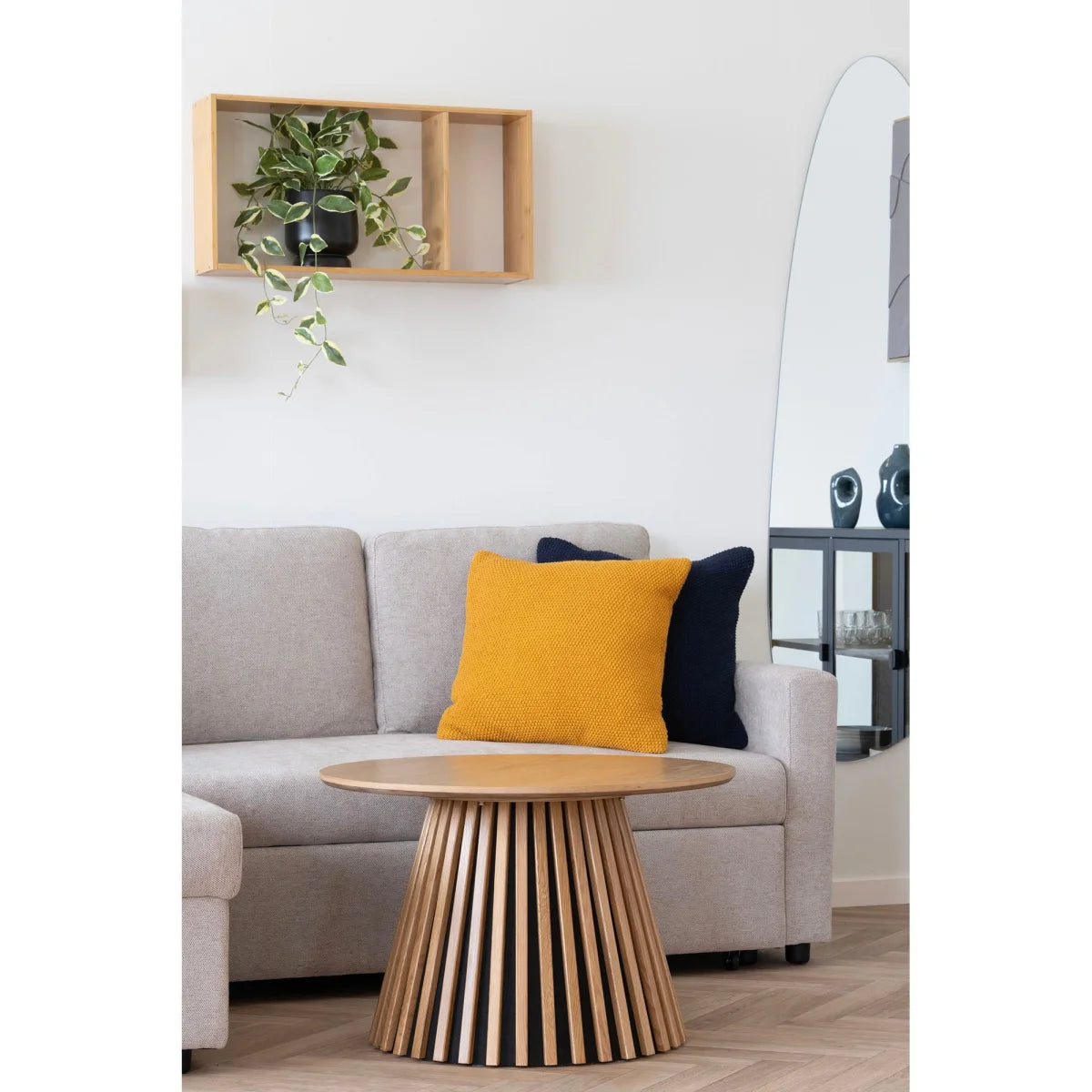 Table basse ronde en chêne plaqué naturel, Ø70 cm, base radiale cannelée