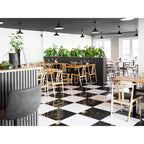 Carrelage damier noir et blanc moderne brillant sous table bistrot bois clair 70x70 cm