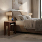 Lit beige capitonné avec têtière rembourrée et coussins assortis
