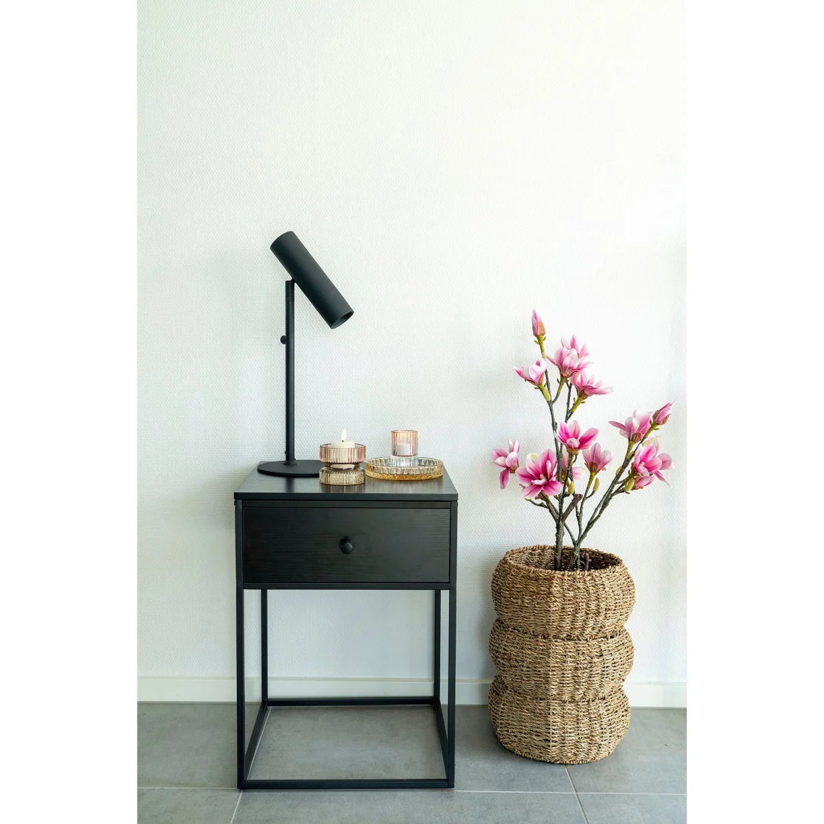 Lampe de bureau minimaliste noire avec abat-jour cylindrique et pied élancé