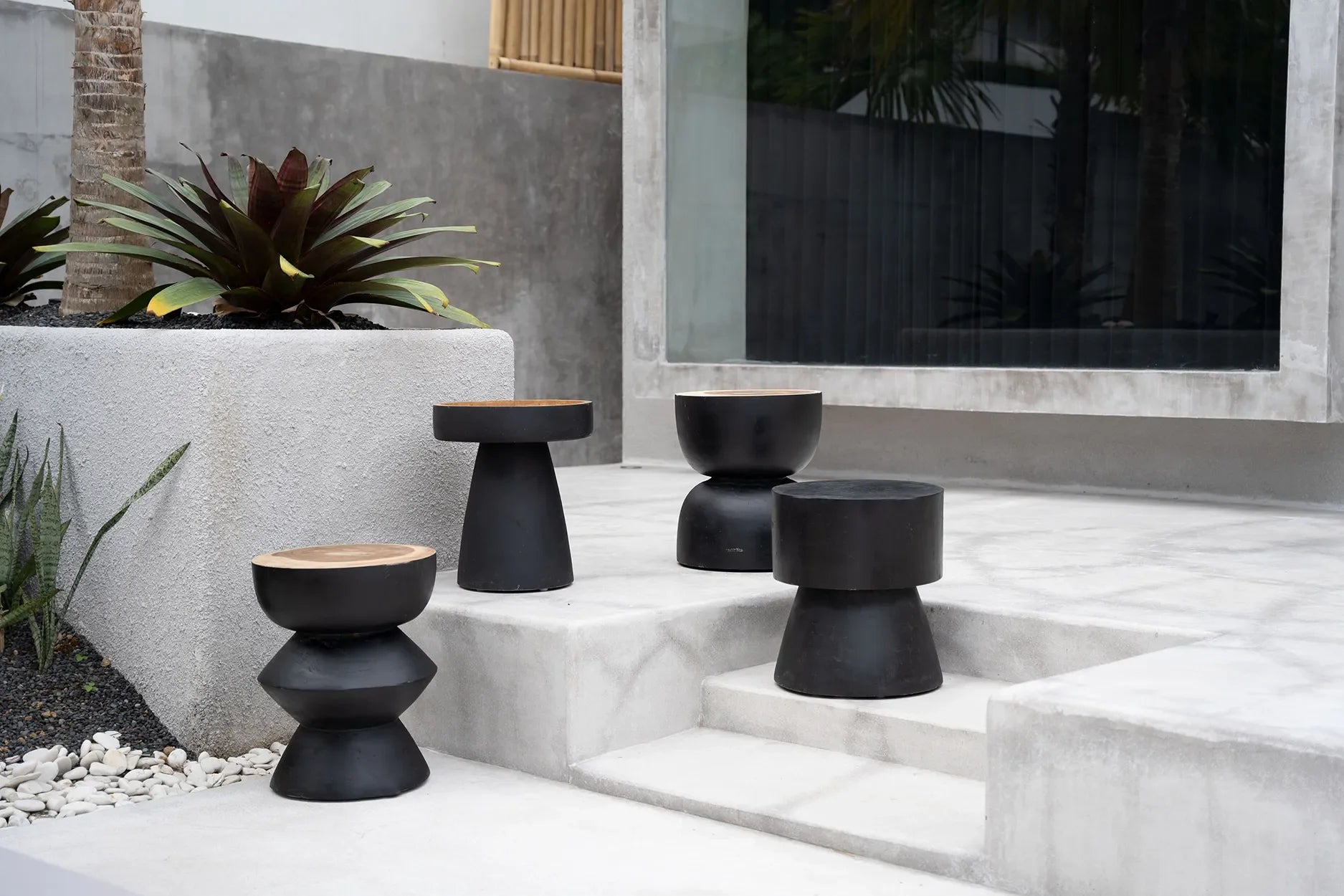 Quatre tabourets décoratifs noirs en bois Suar naturel pour Table d’appoint