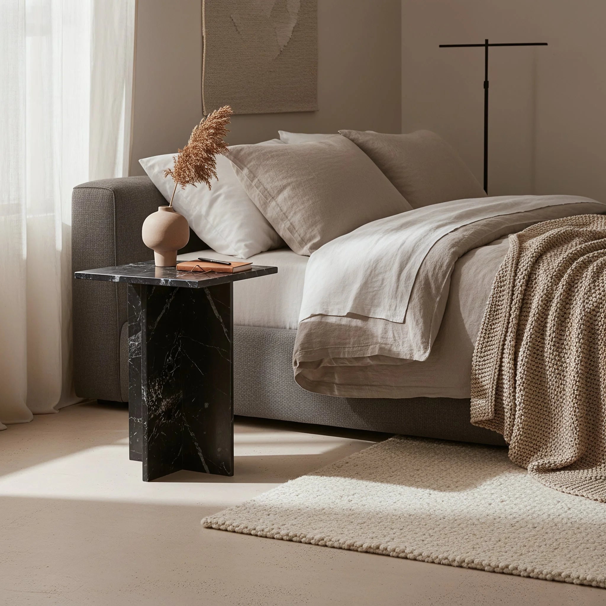Table d’appoint carrée en marbre noir veiné, piétement croisé sculptural moderne