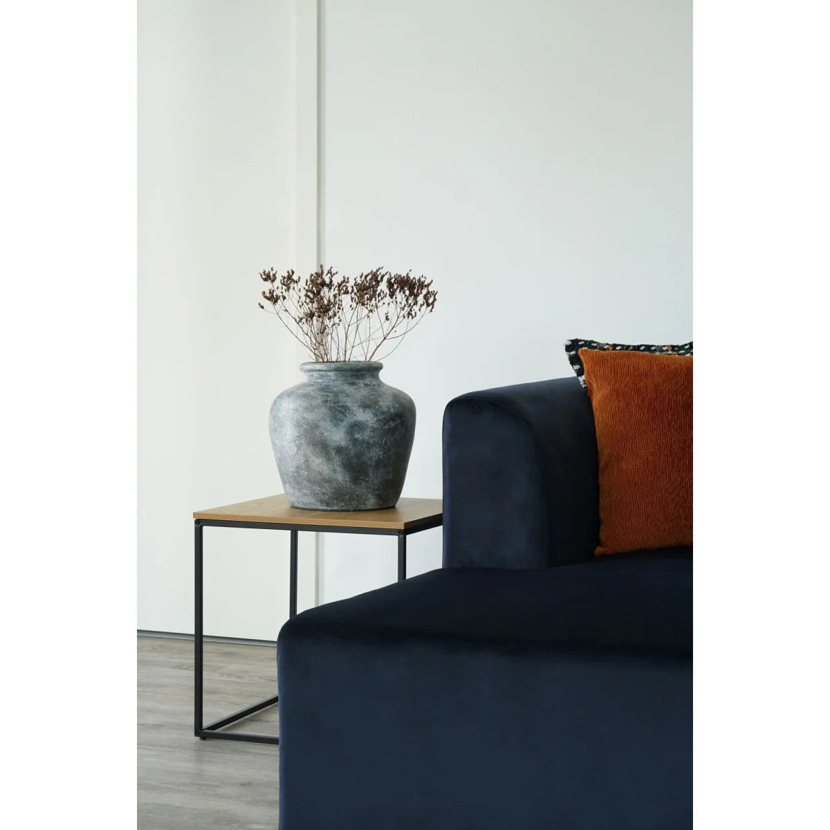 Vase céramique gris texturé avec botaniques séchées sur table d’appoint chêne 45x45 cm cadre acier noir