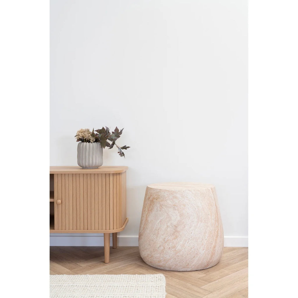 Tabouret en pierre texturée beige, forme organique ronde, fibre d’argile naturelle ø47 cm