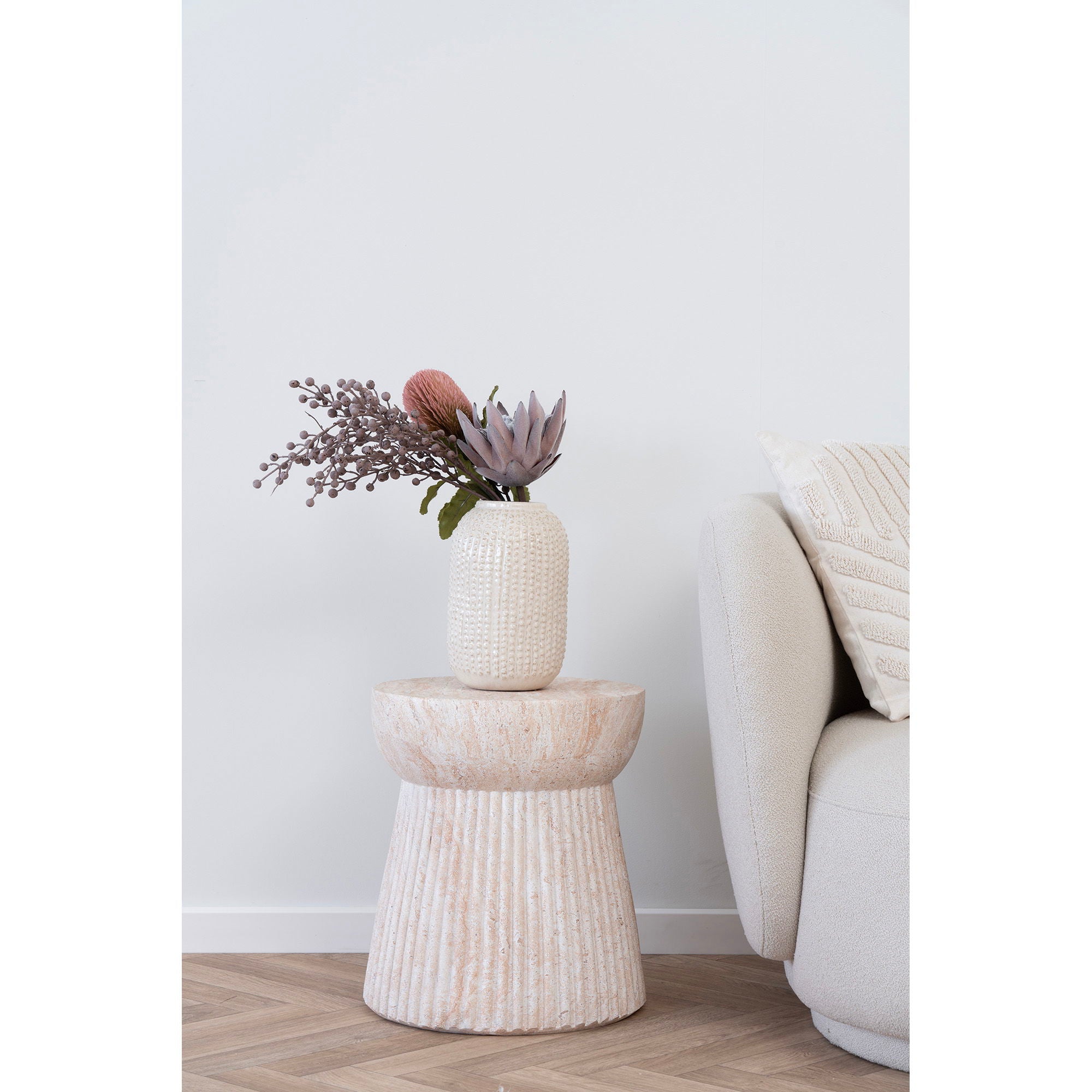 Vase céramique ivoire texturé rainuré avec proteas violettes séchées