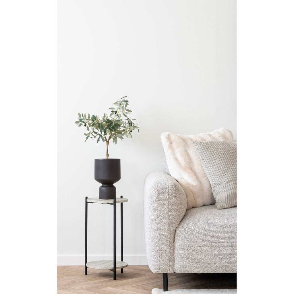 Pot en céramique noire moderne avec olivier sur table d’appoint MDF travertin acier noir