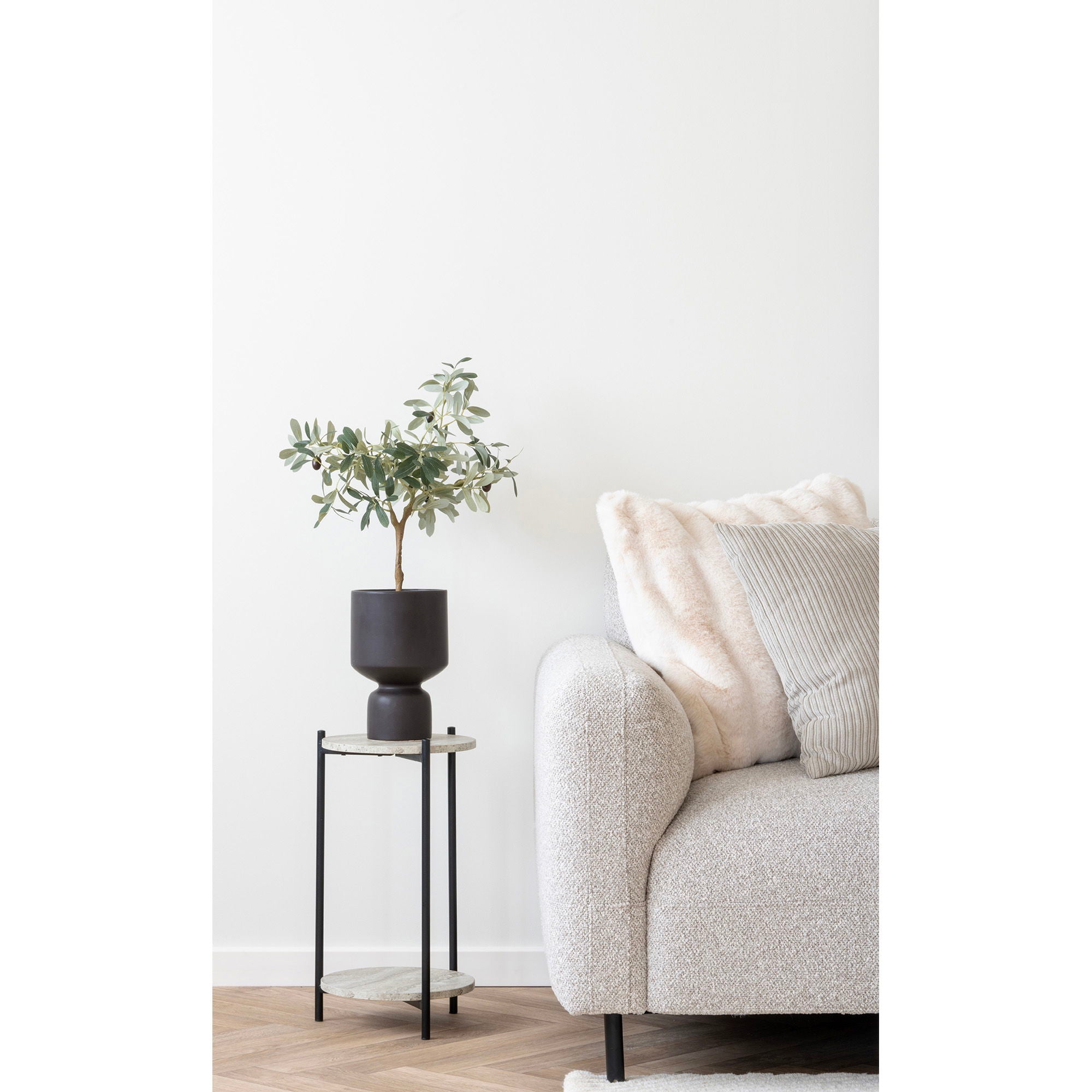 Pot en céramique noire moderne avec olivier sur table d’appoint MDF travertin acier noir