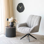 Fauteuil gris texturé sur base pivotante métal noir avec table ronde marbre brun foncé Ø45 cm