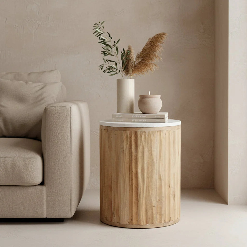 Table d’appoint ronde en marbre blanc et bois clair cannelé, Ø40 cm