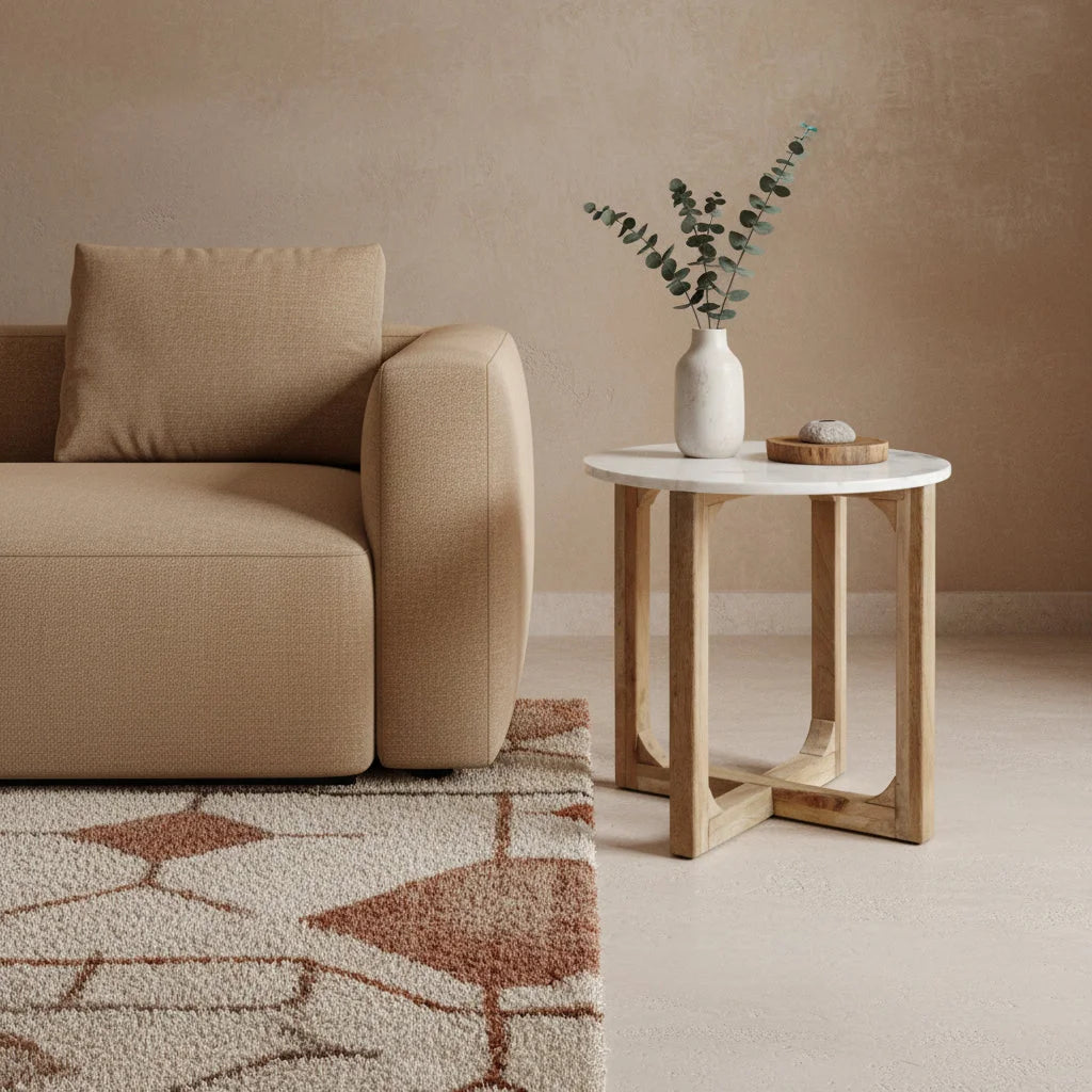 Vase céramique blanc minimaliste avec branches d’eucalyptus vert sur table ronde marbre blanc et bois clair Ø50 cm
