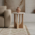 Table d’appoint ronde en marbre blanc et bois clair sculpté, H50 cm