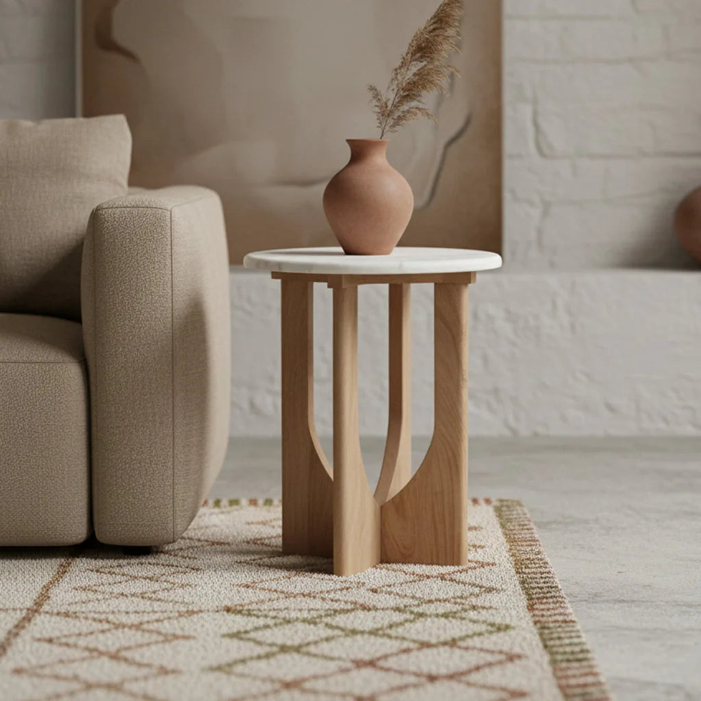 Table d’appoint ronde en marbre blanc et bois clair sculpté, H50 cm
