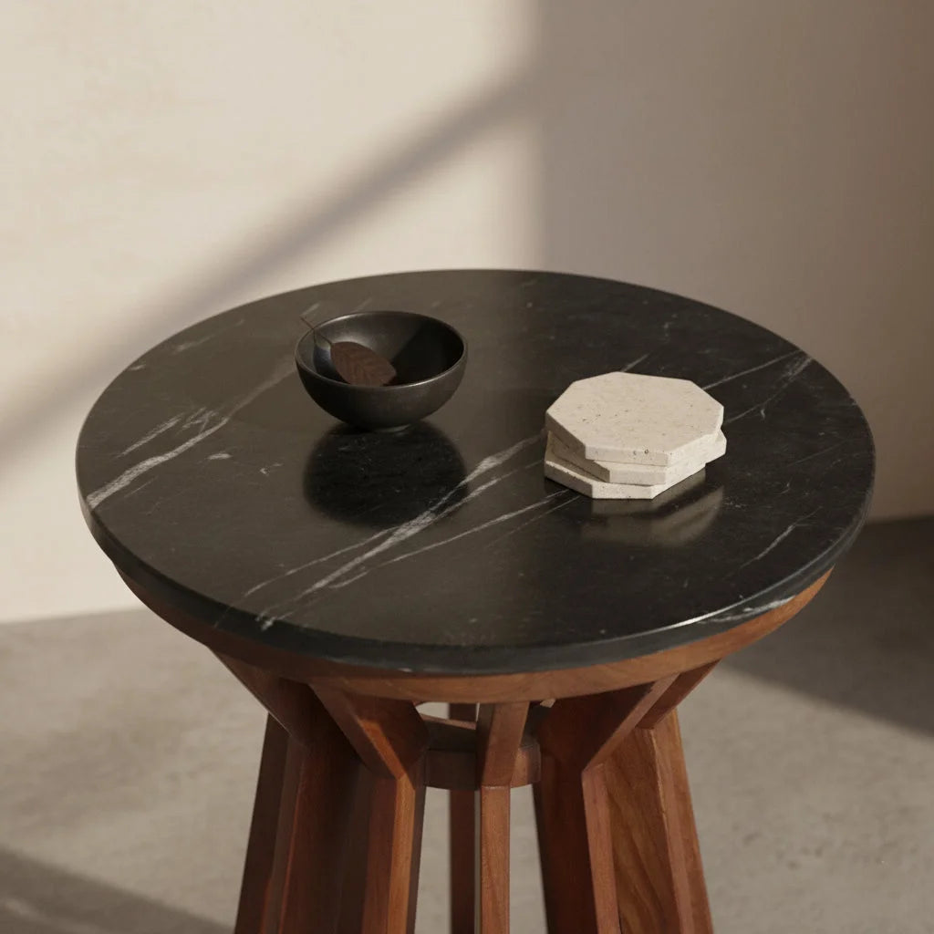 Table d’appoint ronde en marbre noir et bois de manguier sculpté Ø40 cm